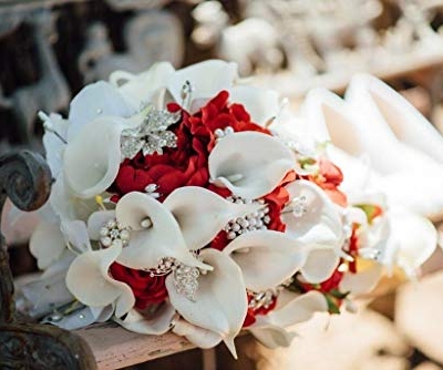 Silky Flower Store Bridal Bouquet Wedding Calla Lilies Rose Pearl Brooch Bouquet, Red, Handmade Faux Floral Arrangement 32.5cm 11 11 Product: IFFO Bridal Bouquets for Wedding, Calla Lilies Simulation Rose Diamonds Pearl Bride Wedding Bouquet, Romantic Wedding Party Decoration Confession (red)