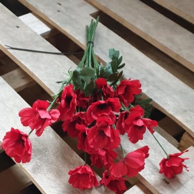 Silky Flower Store Artificial Red Poppy Stems, 10 Pack Wild Flowers with Leaves, 4 Heads Each, 45cm 11 11 Product: 10 x Red Poppy Stems 45cm Artificial Flowers 4 Flower Heads per Stem Wild Red Poppies with Leaves