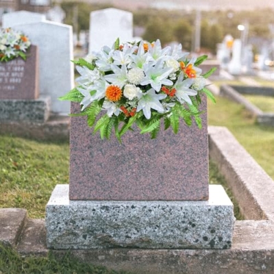 Silky Flower Store Artificial Cemetery Flower Saddle, White Lily Grave Marker Memorial Flowers, UV Resistant Headstone Arrangement 20.5cm 12 12 Product: Realistic White Lily GRPFS Headstone Flower Saddle - Silks Artificial Cemetery Flowers for Graves